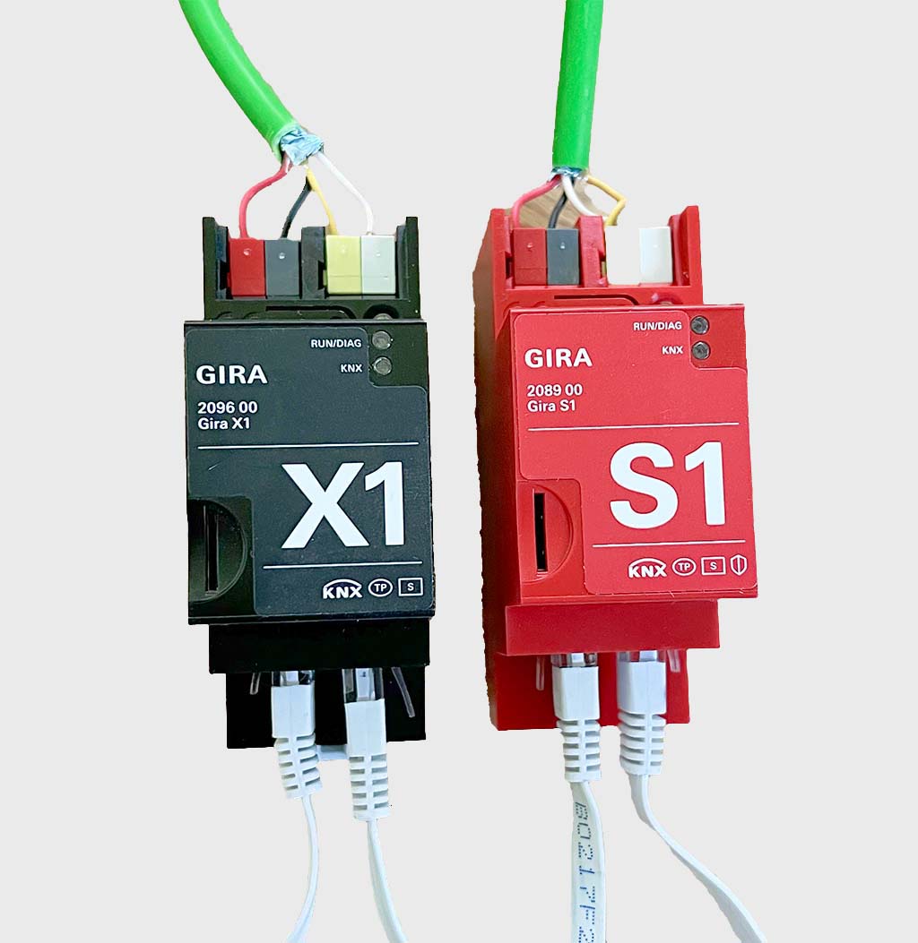 Gira X1 programmieren – 2h Videokurs Klickanleitung von Frank Völkel 6 Gira X1 Server links in Schwarz und Gira S1 VPN Server rechts in Rot mit Netzwerkkabeln