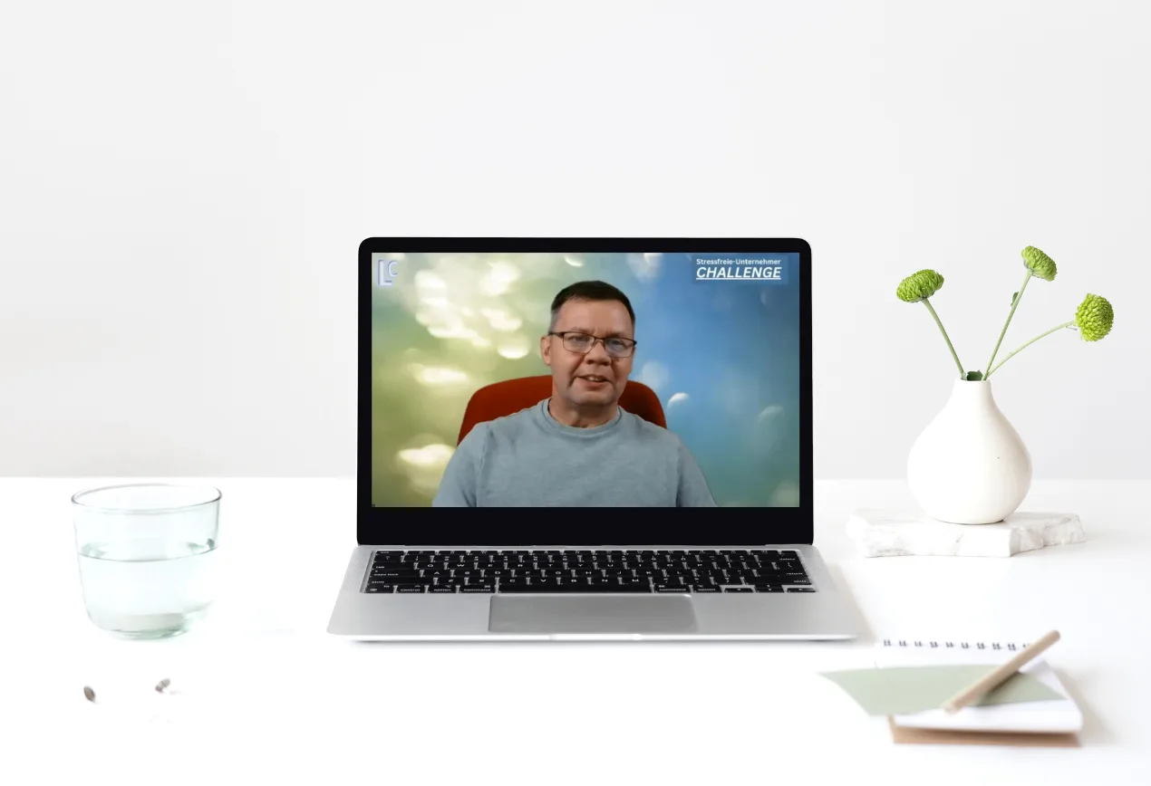 Laptop-Mockup mit Videokonferenz und Schreibtisch-Accessoires