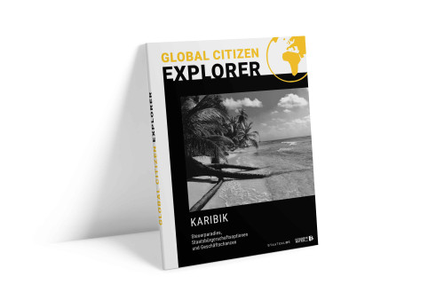 Global Citizen Explorer Karibik-Edition mit Schwarzweißfoto eines Strandes und Palme