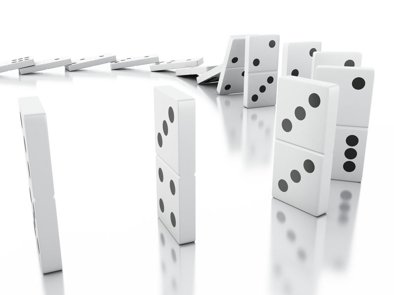 Glücklichsein-Sofortmaßnahmen – Videokurs für mehr Glück 3 Domino-Effekt: Weiße Dominosteine fallen in Reihe, symbolisiert Kettenreaktion und Ursache-Wirkung