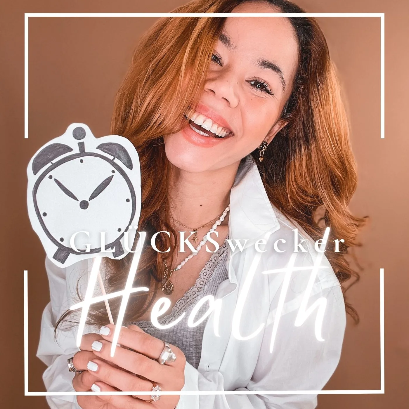 GLÜCKSwecker Health – Audio-Ritual für Selbstheilung von Naoma Clark 1 Frau mit rötlich-braunem Haar hält einen Wecker mit Neonschrift „GLÜCKSwecker Health