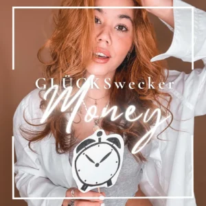GLÜCKSwecker Money Cover mit Frau mit rötlichen Haaren, weißer Bluse, Uhr-Symbol und Neon-Schriftzug