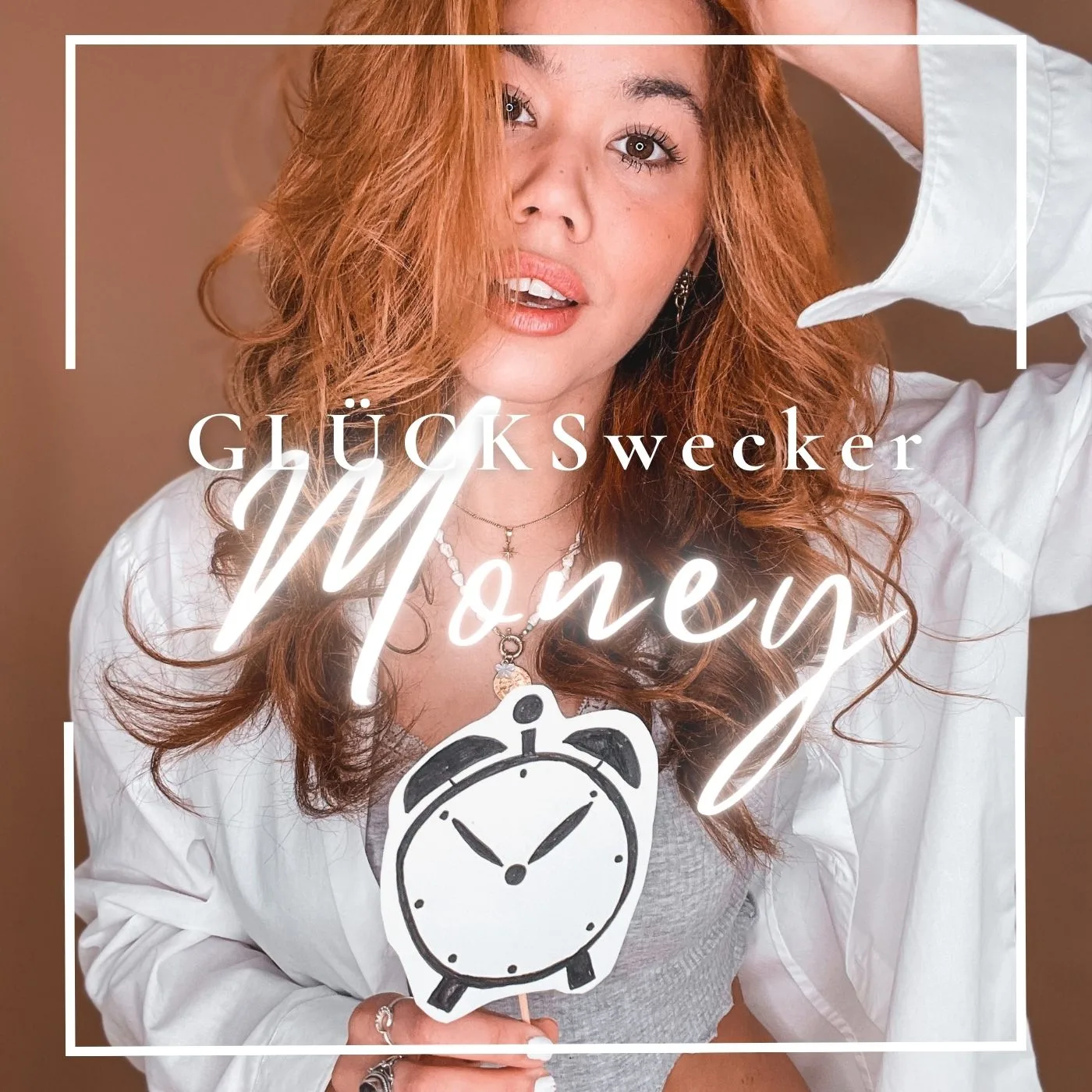 GLÜCKSwecker Money Cover mit Frau mit rötlichen Haaren, weißer Bluse, Uhr-Symbol und Neon-Schriftzug
