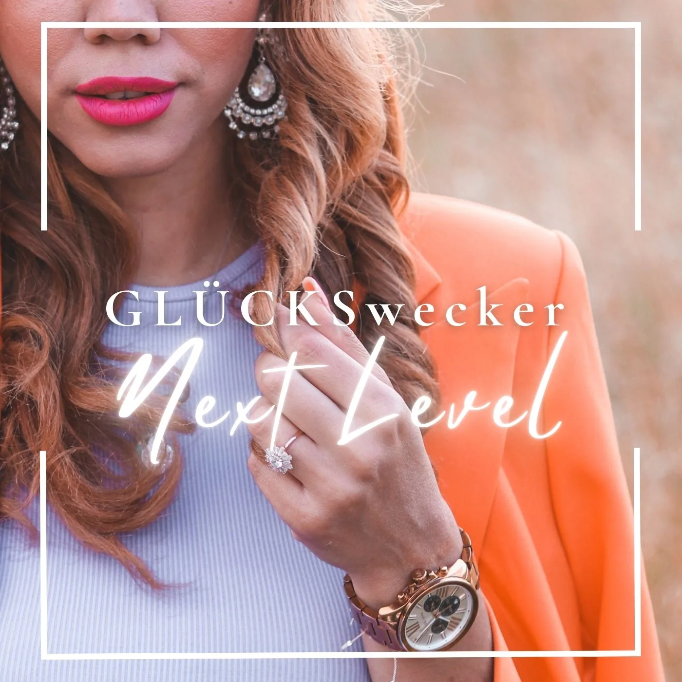 GLÜCKSwecker NEXT LEVEL Cover mit eleganter Frau, pink Lippen, Schmuck und farbigen Blazern