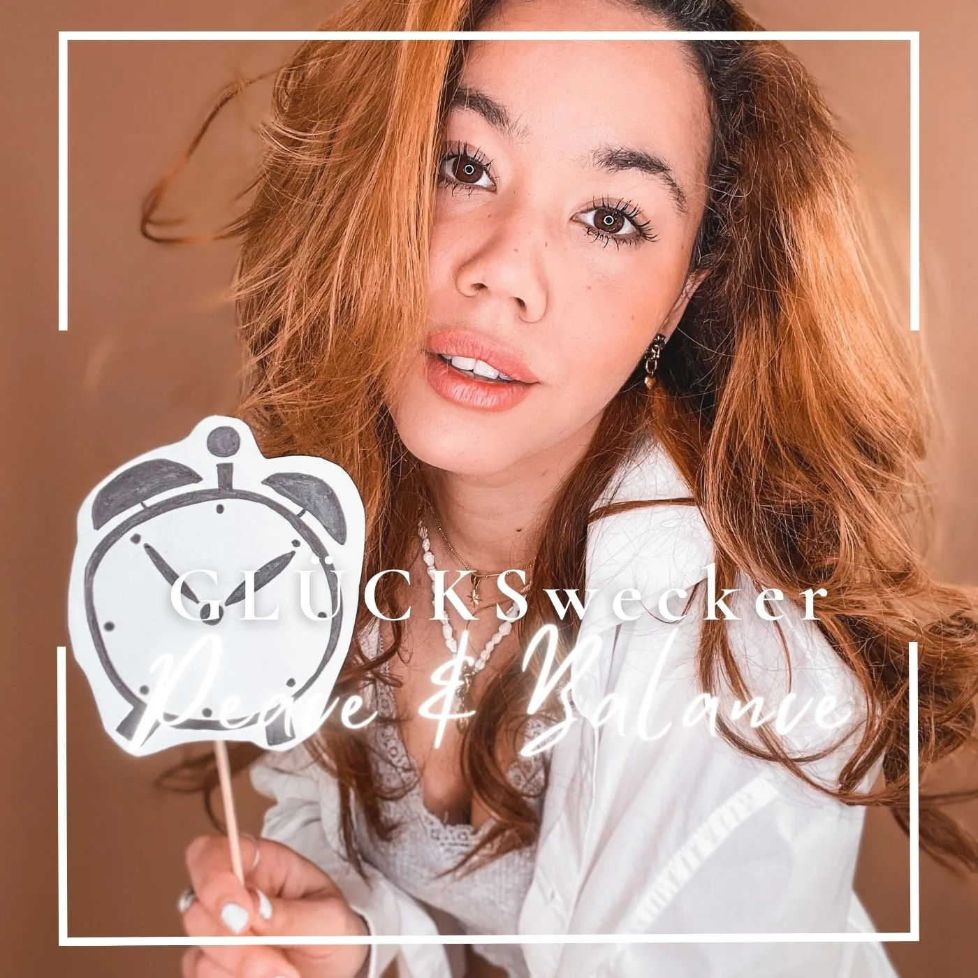 Frau mit rötlich-braunem Haar hält Clock-Swecker-Symbol, Text GLÜCKSwecker Peace & Balance