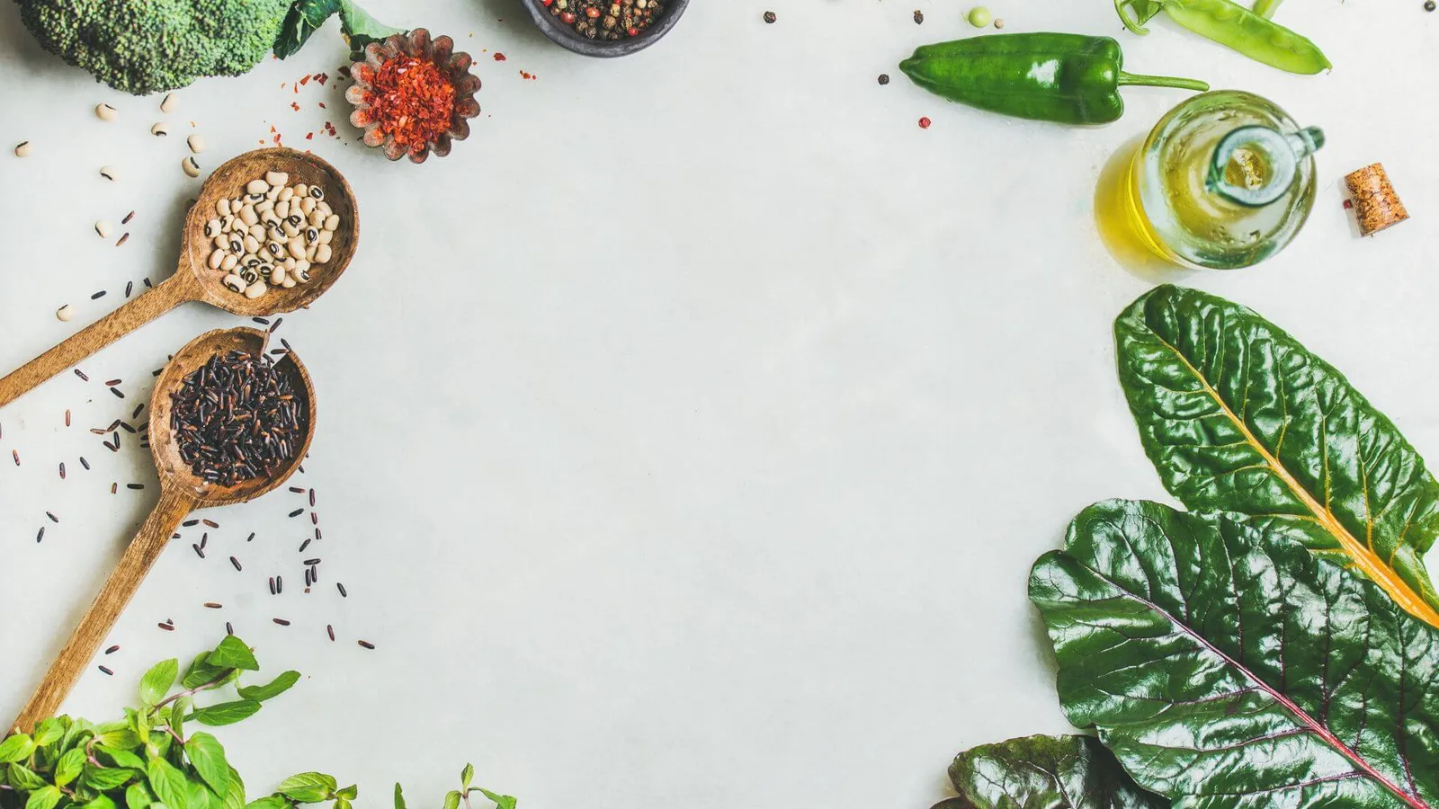 Glutenfrei leben – Selbstlernkurs von Kerstin Otto-Laemmerhirt 5 Flatlay mit frischen Zutaten, Gemüse, Öl und Gewürzen auf weißem Hintergrund