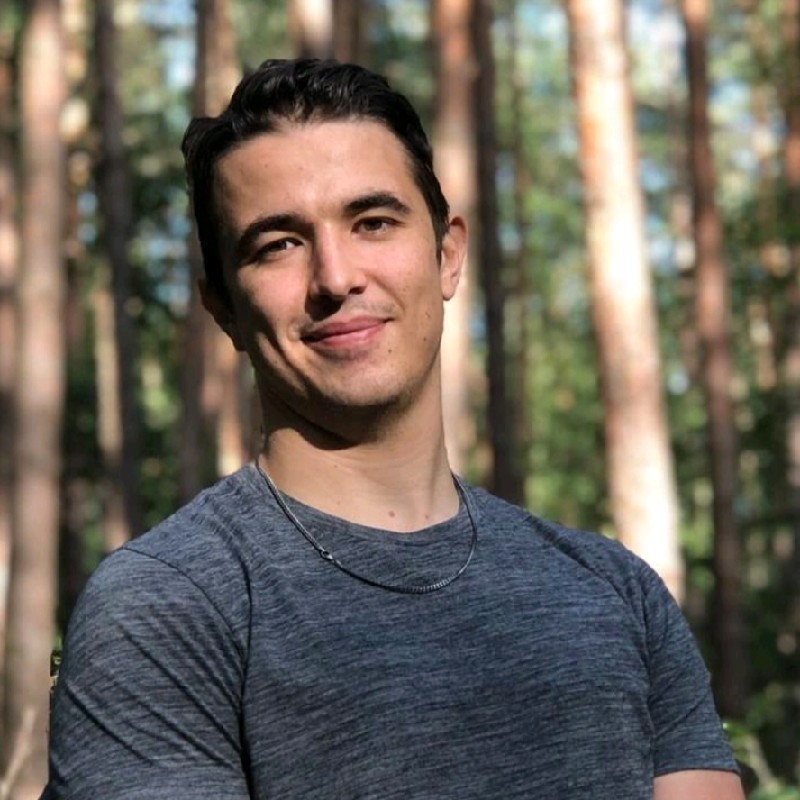 Goodbye Rauchen – E-Book zum Rauchstopp von Martin Bongartz 4 Porträt eines jungen Mannes mit dunklen Haaren im Wald, grauer T-Shirt