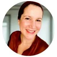 Grenzen-Kurs für Coaches, Berater und Unternehmer 4 Rundes Profilbild einer Frau mit dunklem Haarband und rotem Oberteil, lächelnd