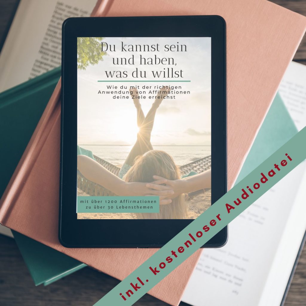 Grenzen setzen – Affirmations-Audioprogramm 1 Mockup E-Book auf Tablet mit Frau in Hängematte, Text über Affirmationen und Ziele
