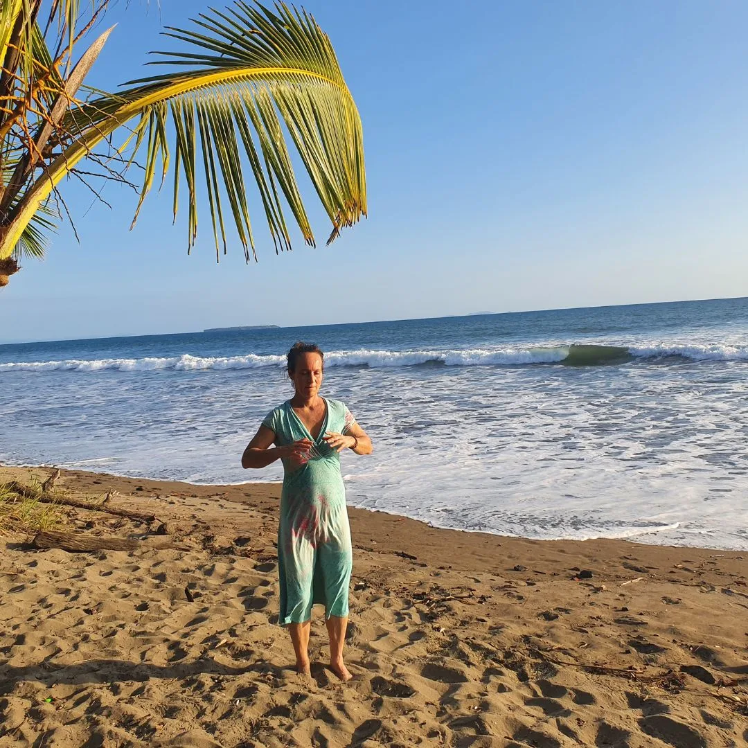 Frau am Strand von Panama unter Palme, grünes Kleid, Meeresblick