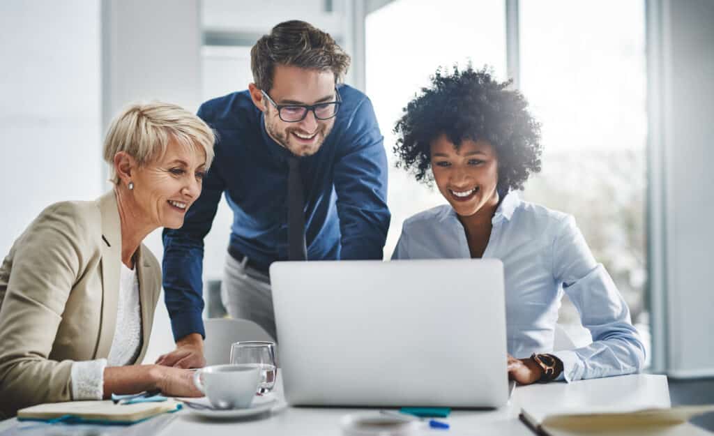 Unternehmer arbeitet an Startup-Planung mit Checklisten