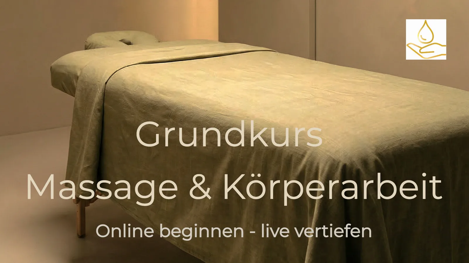 Massageliege mit Kopfkissen in hellem Raum, Grundkurs Massage & Körperarbeit Hero-Image