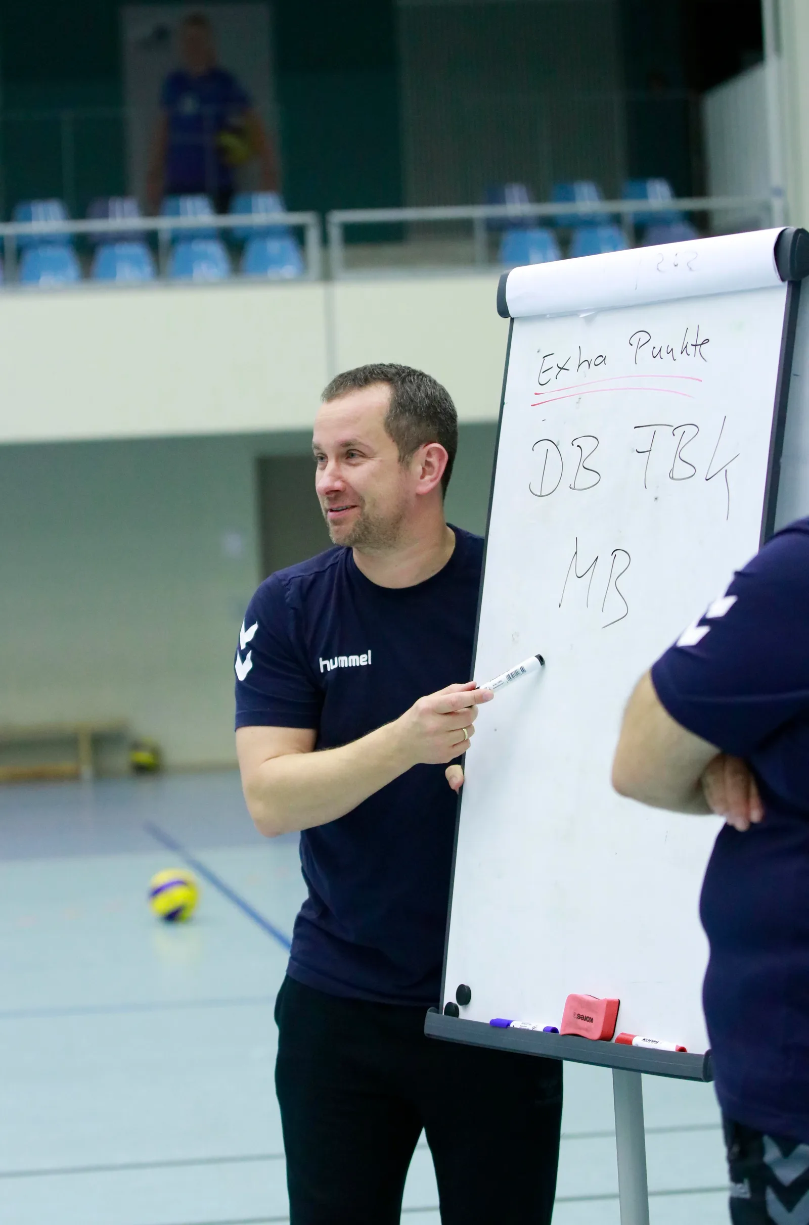 Jan Maier, A-Trainer, mit Whiteboard während Trainingseinheit