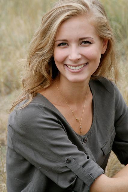 Blonde Frau lächelnd, Testimonial für Schüßler Salze Kurs