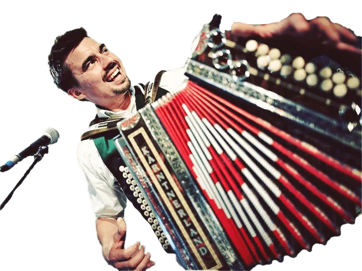 Akkordeon-Spieler Hannes mit Instrument gegen Mikrofon in Auftrittspose