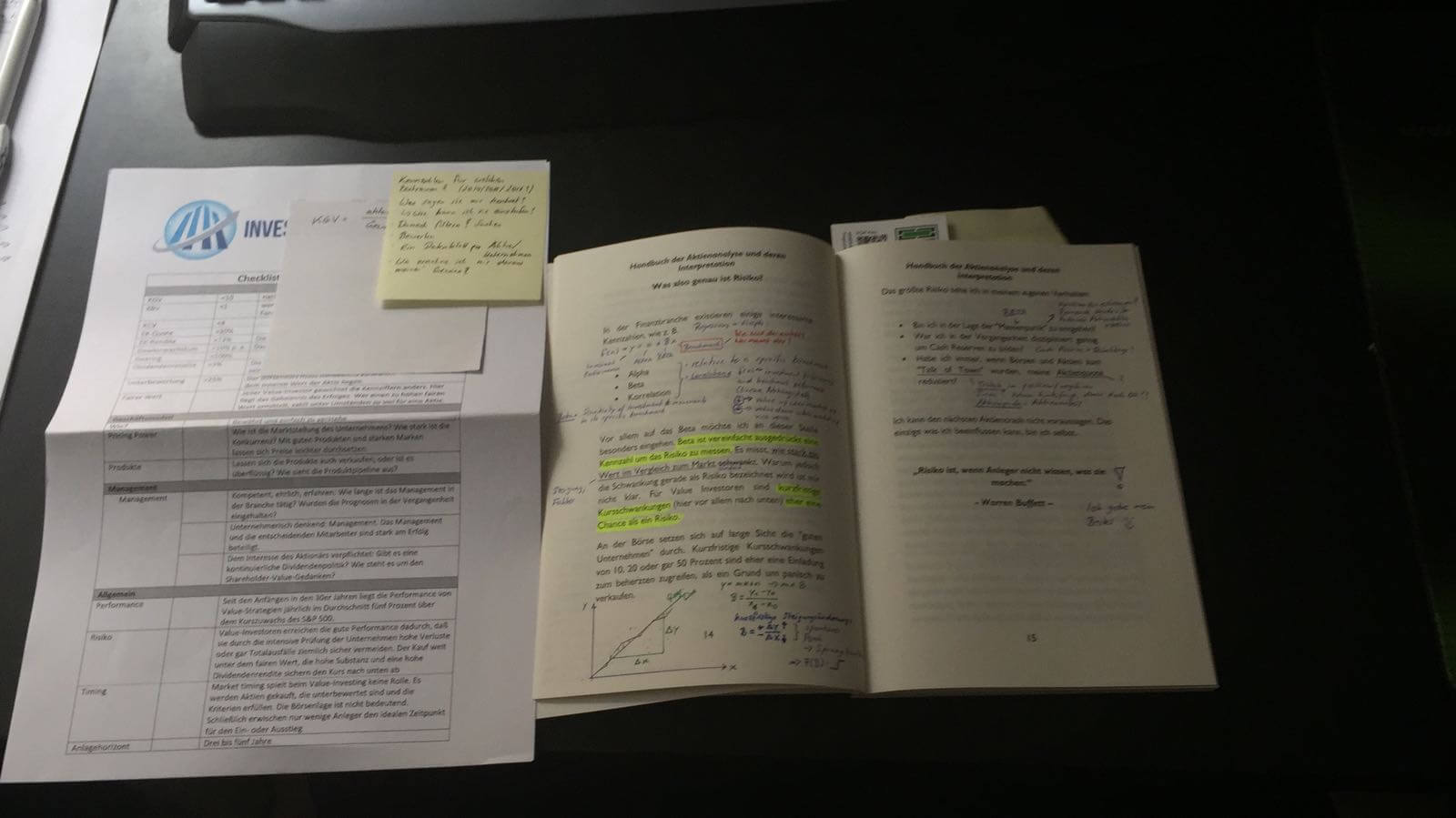 Arbeitsunterlagen mit Handbuch, Checkliste und handschriftlichen Notizen zum Studium