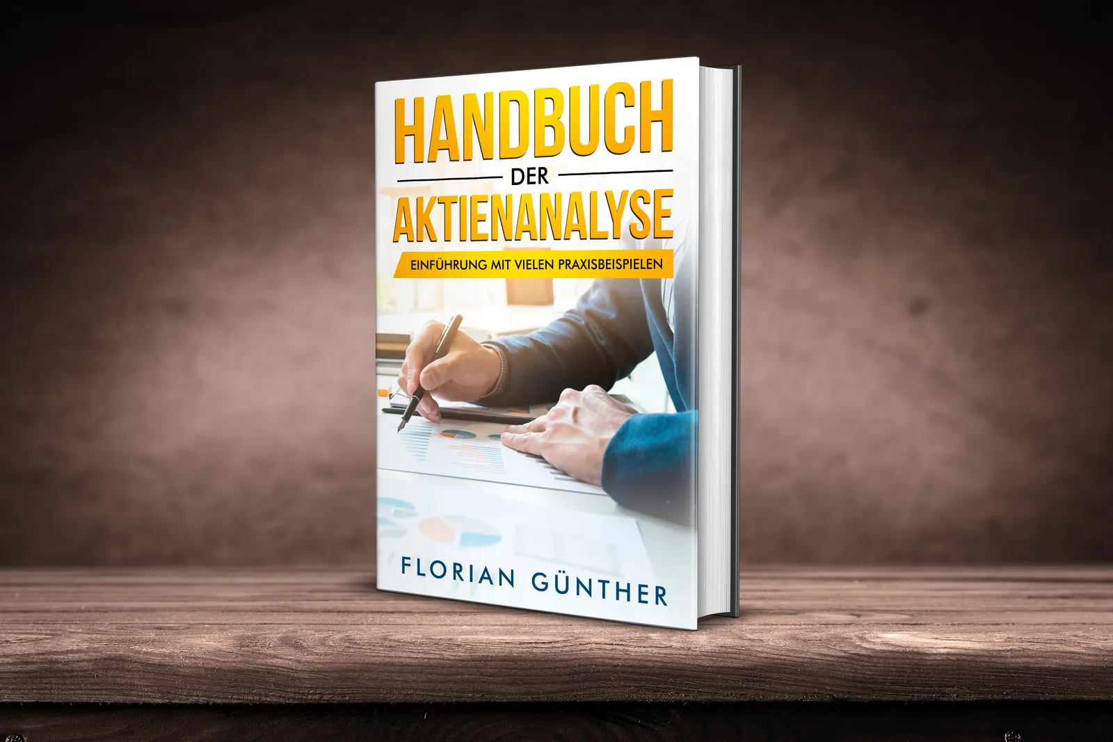 3D-Mockup des Handbuch-Covers auf Holztisch mit gelbem Text und Bild von Händen beim Analysieren