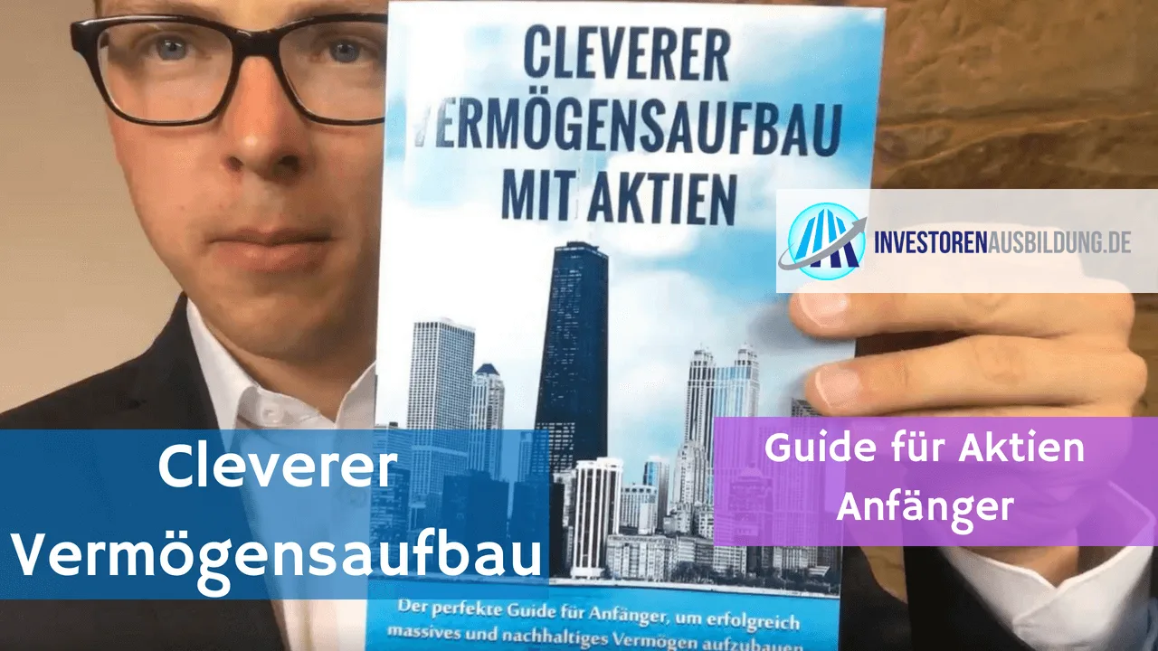Mann hält Buch 'Cleverer Vermögensaufbau Mit Aktien' vor Stadtkulisse mit Investorenausbildung Logo