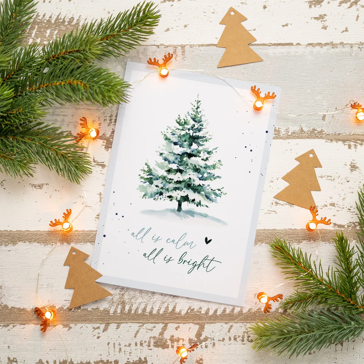 Weihnachtskarte mit Aquarell-Tannenbaum, Text All is Calm und Rentier-Ornamenten