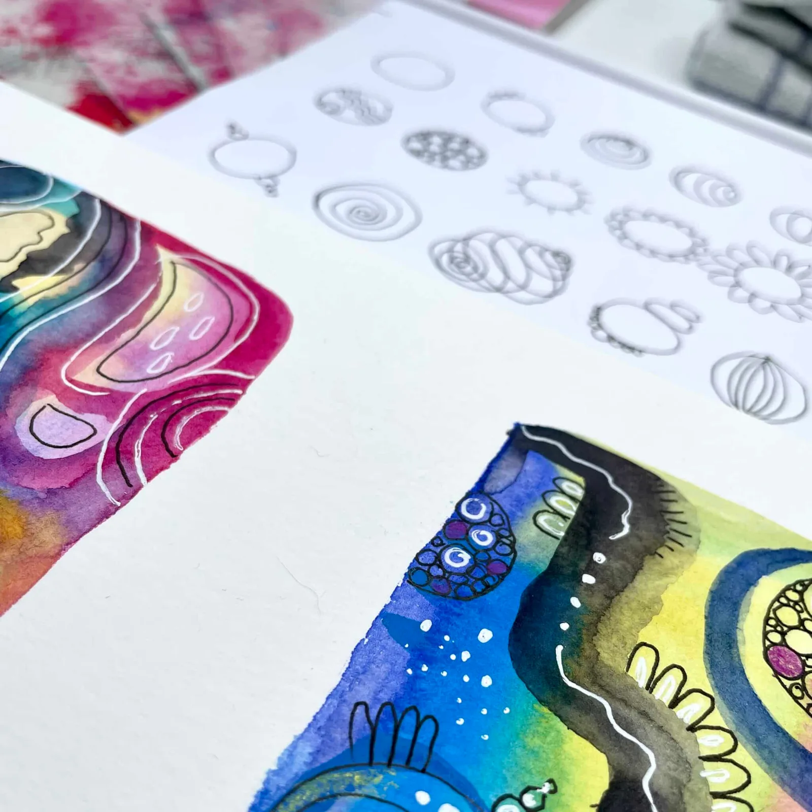 Aquarellierte Mustervorlagen mit farbigen geometrischen Formen und Mustern