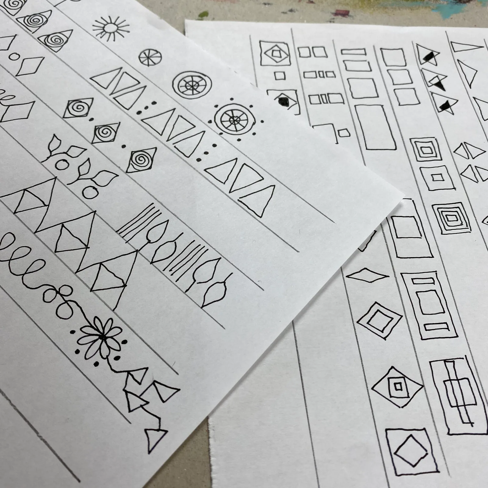 Formenstudien und Musterelemente als handgezeichnete Skizzen auf Papier