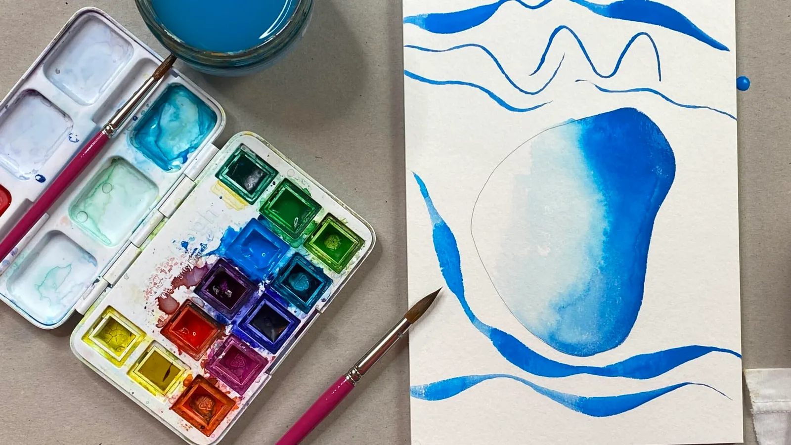 Aquarellmalerei-Galerie mit Farbpalette und blauem abstraktem Farbverlauf-Kunstwerk
