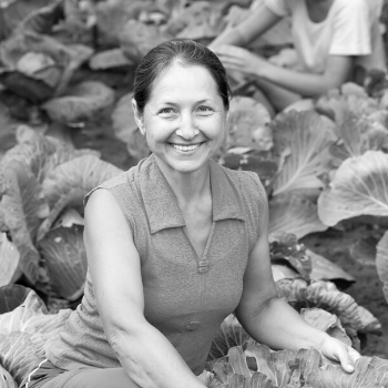 Happy Plant – Audioprogramm für Pflanzen 9 Schwarz-Weiß Kundenstimme: Frau Lisbet mit Gemüsepflanzen im Garten