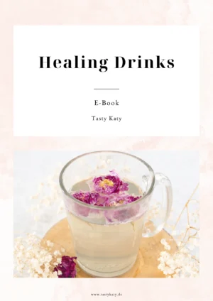 Healing Drinks E-Book Hochformat Cover mit Kräutertee und Blüten