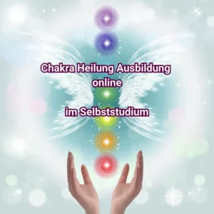 Engelwesen mit Flügeln und leuchtenden Chakren-Energiepunkten, Hände darunter, Textoverlay Chakra Heilung Ausbildung online i