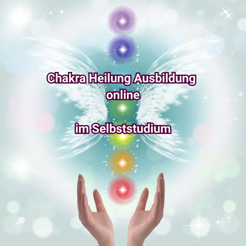 Engelwesen mit Flügeln und leuchtenden Chakren-Energiepunkten, Hände darunter, Textoverlay Chakra Heilung Ausbildung online i