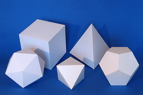 Heilige Geometrie – Platonische Körper – E-Book von Andreas Beutel 2 Fünf weiße 3D-Platonische Körper auf blauem Hintergrund