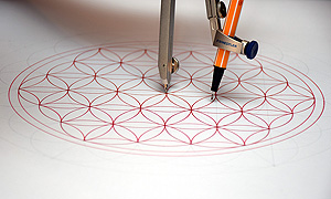Komplett gezeichnete Heilige Geometrie mit Zirkel und Stift auf weißem Papier