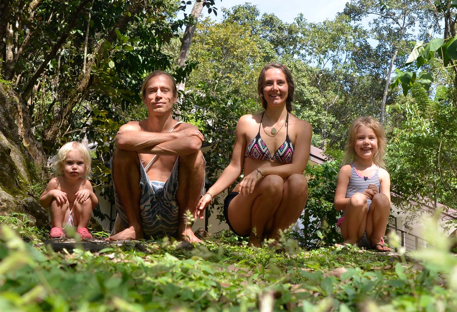 Familie in Naturwald-Umgebung mit Kindern und Erwachsenen