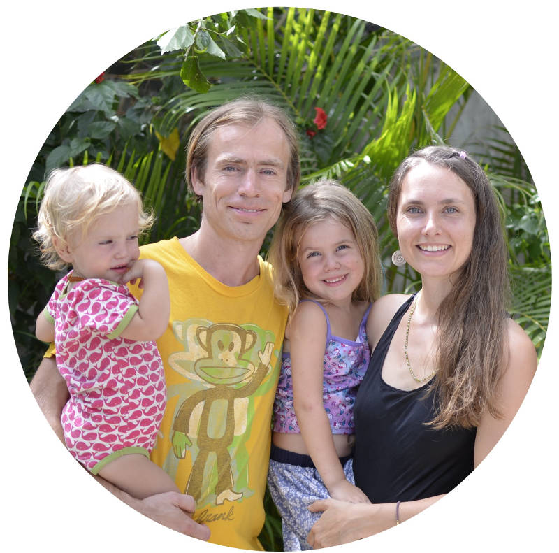 Familie Rosa Grafe und Michael Born mit zwei Kindern im Garten