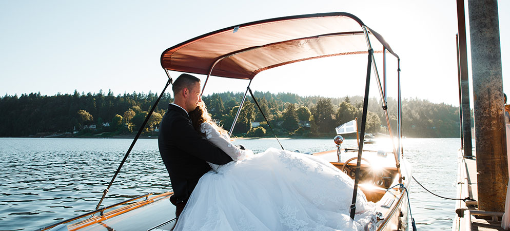 Heiraten-in-Salzburg Budgetplaner – Excel-Tool für Hochzeitskosten 6 Brautpaar sitzt in Segelboot, Hochzeitskleid und dunkler Anzug