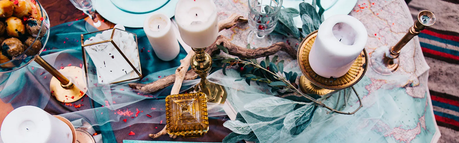Heiraten-in-Salzburg Budgetplaner – Excel-Tool für Hochzeitskosten 4 Festlich eingedeckter Hochzeitstisch mit Blumen, Kerzen und goldenen Accessoires