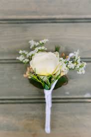 Heiraten-in-Salzburg Budgetplaner – Excel-Tool für Hochzeitskosten 8 Brautstrauß mit weißer Rose und weißen Blüten auf grauem Holzhintergrund