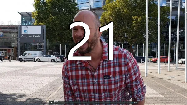 Mann im Freien vor Kongress Center, humorvolle Kursmitteilung zum Thema Lachen und Herpes