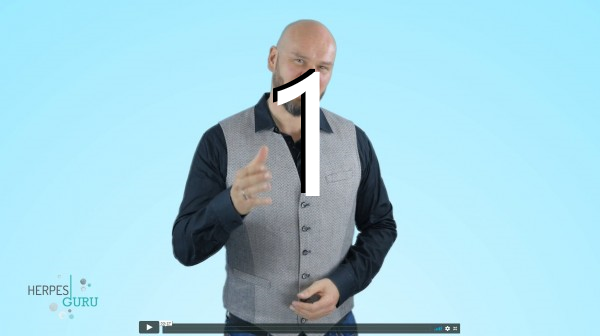 Kursmodul 1 mit Mann vor blauem Hintergrund und großer Ziffer 1