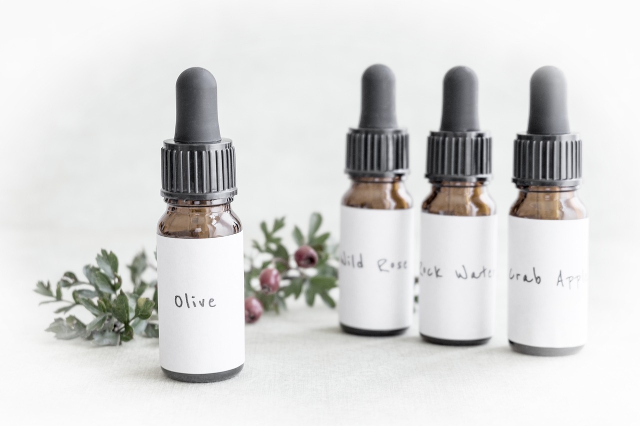 Herzensklang der Pferde – Bachblüten Therapie für Pferde 4 Bachblüten-Tropfflaschen mit Pflanzenteil, Olive-Essenz im Fokus