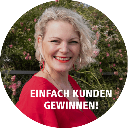 JyotiMa Flak lächelnd vor Blumen mit Text Einfach Kunden gewinnen