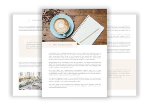 Hochzeitsguide-Vorschau mit Kaffee, Notizbuch und Hochzeitsfotografie-Inhalten auf Holztisch