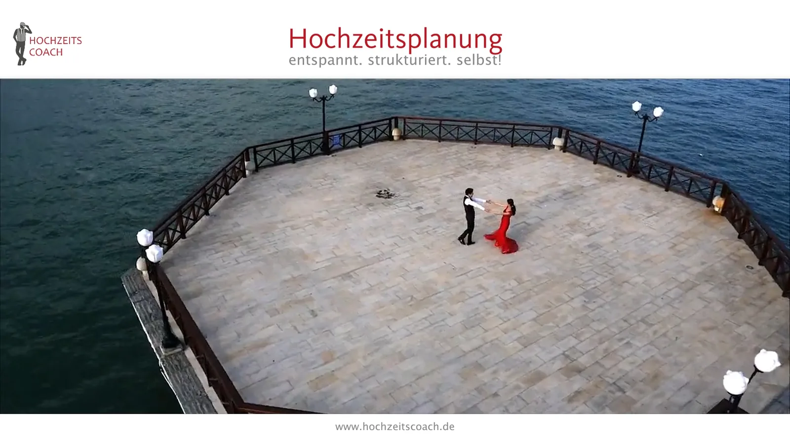 Hochzeitscoach Daniel Koch zeigt Hochzeitsplanungs-Bundle auf Laptop und Tablet