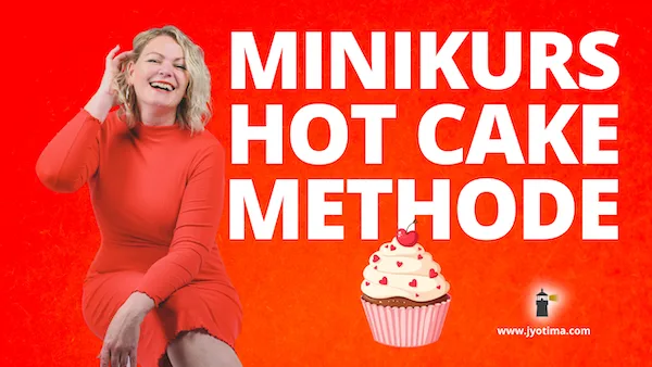 Hot Cake Methode – Videokurs zu Minikurs-Verkauf 2 Jyotima lächelt in rotem Outfit neben Cupcake-Grafik, Titel Minikurs Hot Cake Methode
