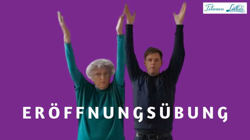 Hui Chun Gong Online-Kurs Verjüngung Pur von Waltraud Bogdanski 4 Waltraud Bogdanski und Trainer mit erhobenen Armen auf violettem Hintergrund, Text Eröffnungsübung