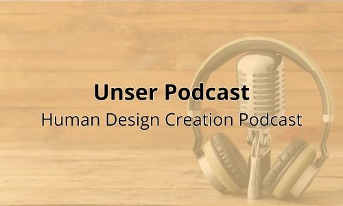 Podcast-Banner mit Mikrofon und Kopfhörern auf Holzuntergrund