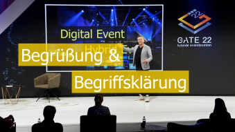 Cristián Gálvez auf Bühne mit Text Begrüßung & Begriffsklaerung
