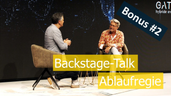 Backstage-Talk mit zwei Personen auf Bühne