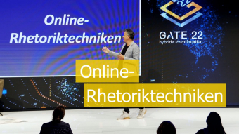 Moderator auf Bühne mit Text Online-Rhetoriktechniken
