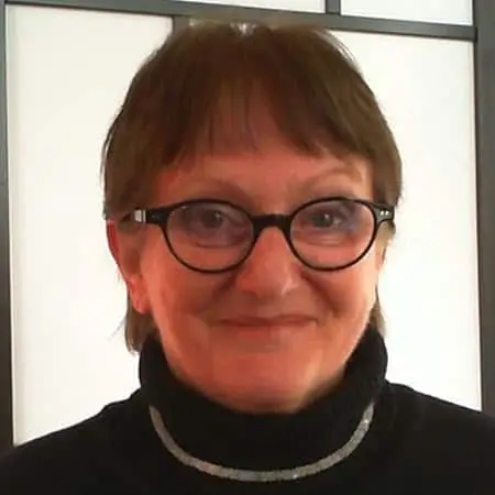 Porträt Dr. Michelle Haintz mit Brille vor Fenster